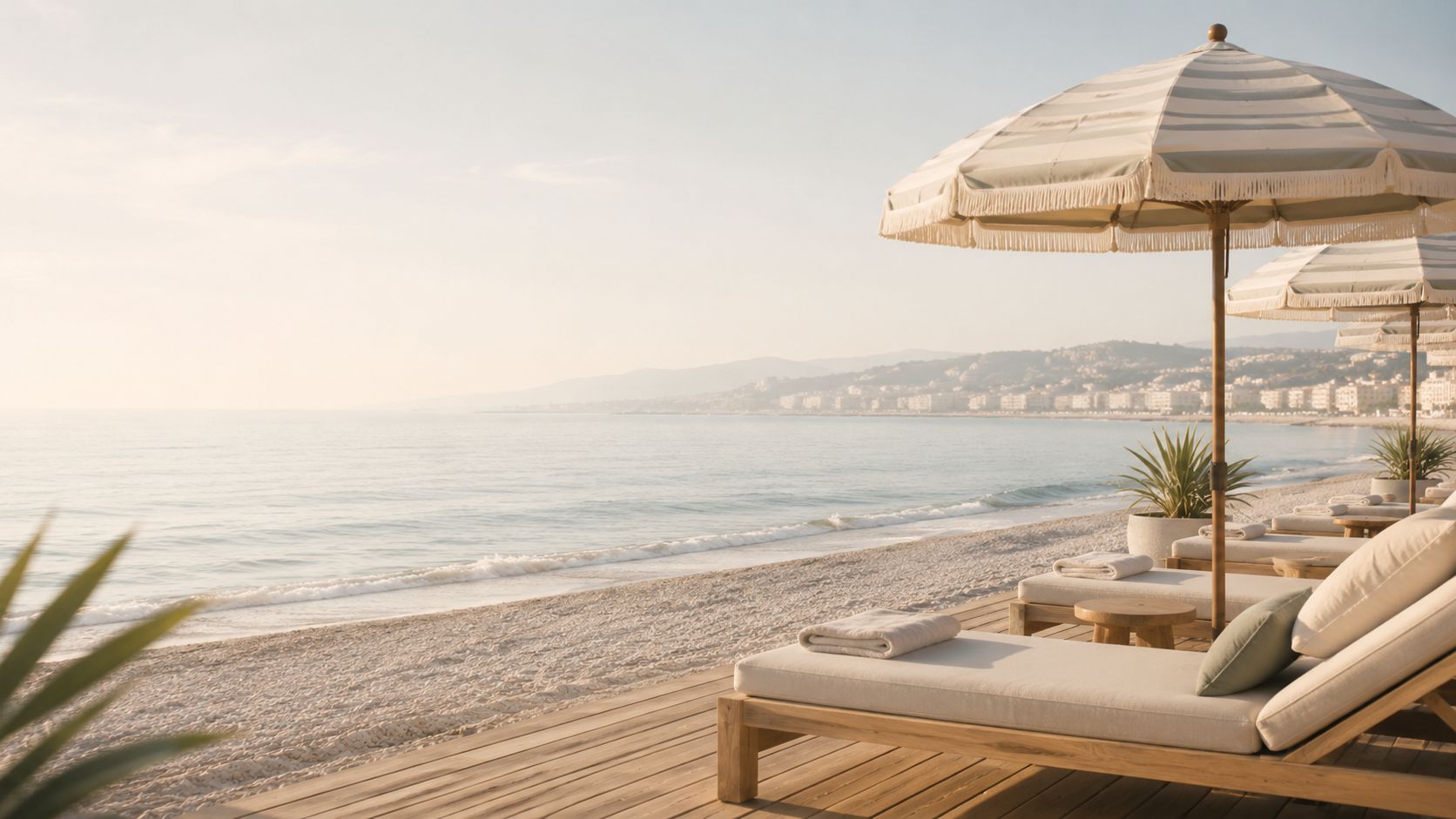 Transats et parasols de l'Hôtel Amour Plage au bord de la mer à Nice